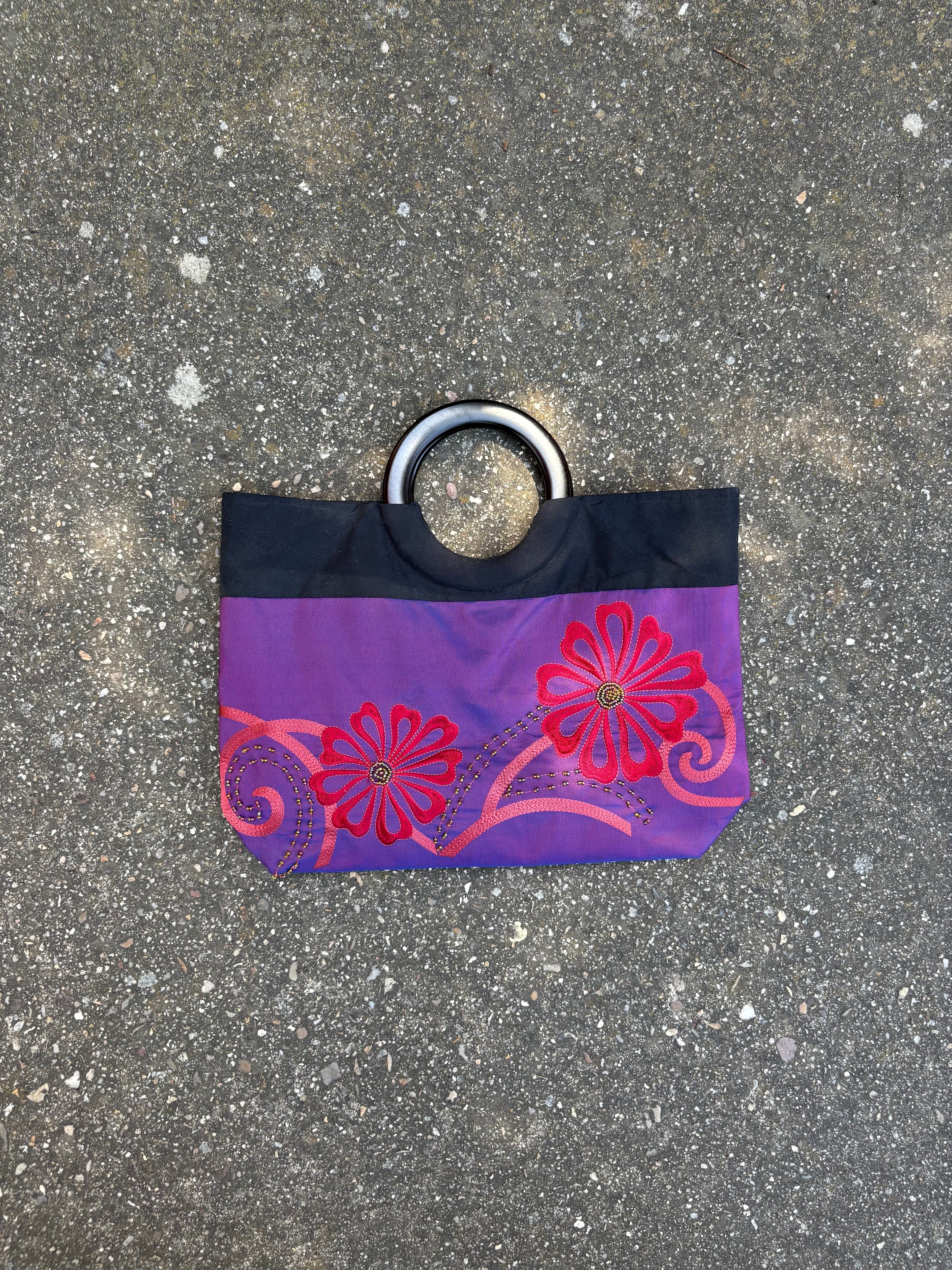 Bolso mediano de mano bordado flores y detalles de abolorios asa de madera y parte trasera negra