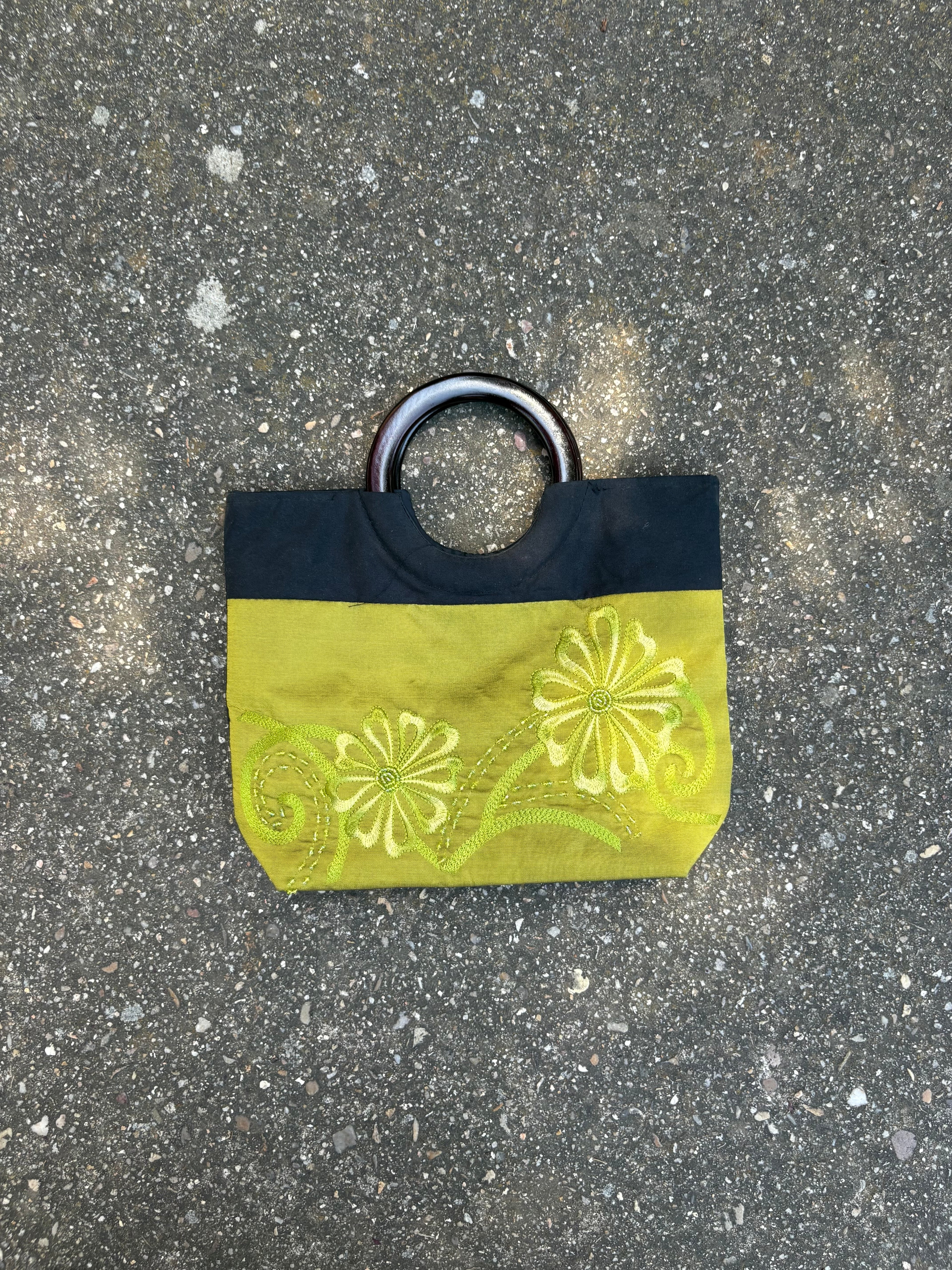 Saco verde de mano pistacho con detalles bordados y pedrería asa de madera parte trasera negra completa