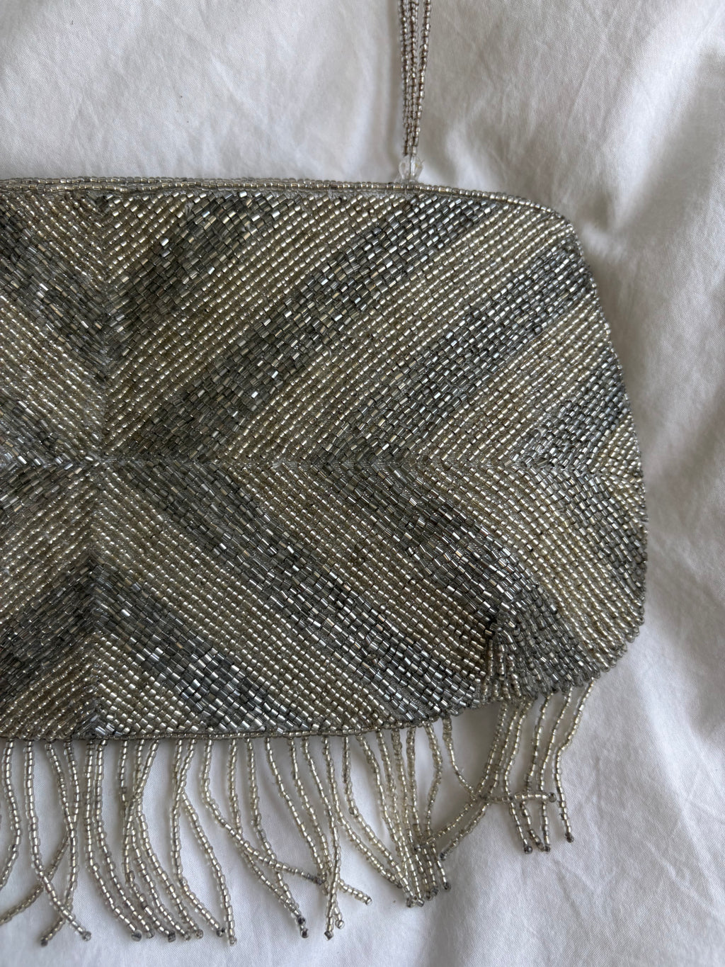 Bolso de hombro plateado con pedrería y cremallera