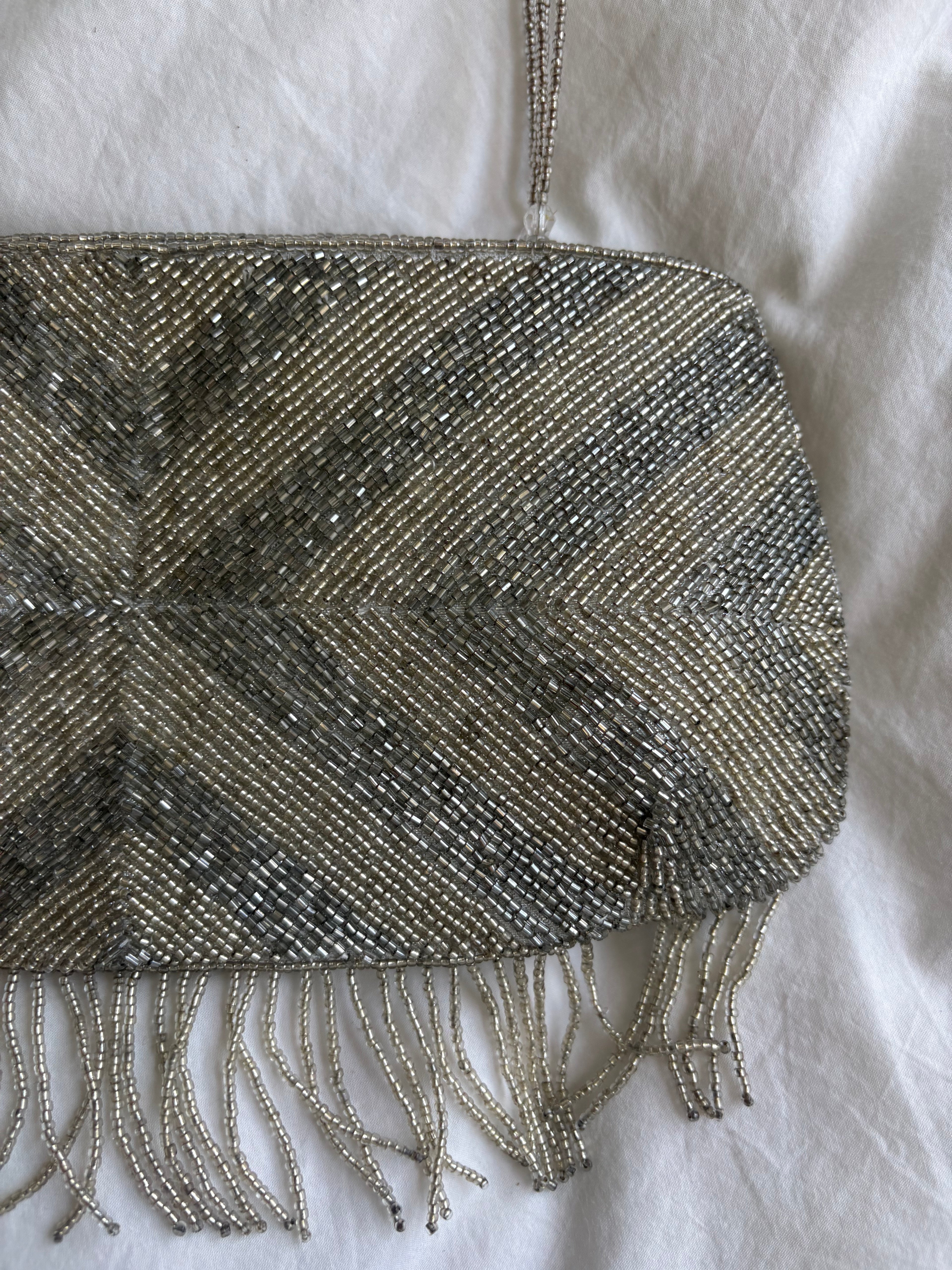 Bolso de hombro plateado con pedrería y cremallera