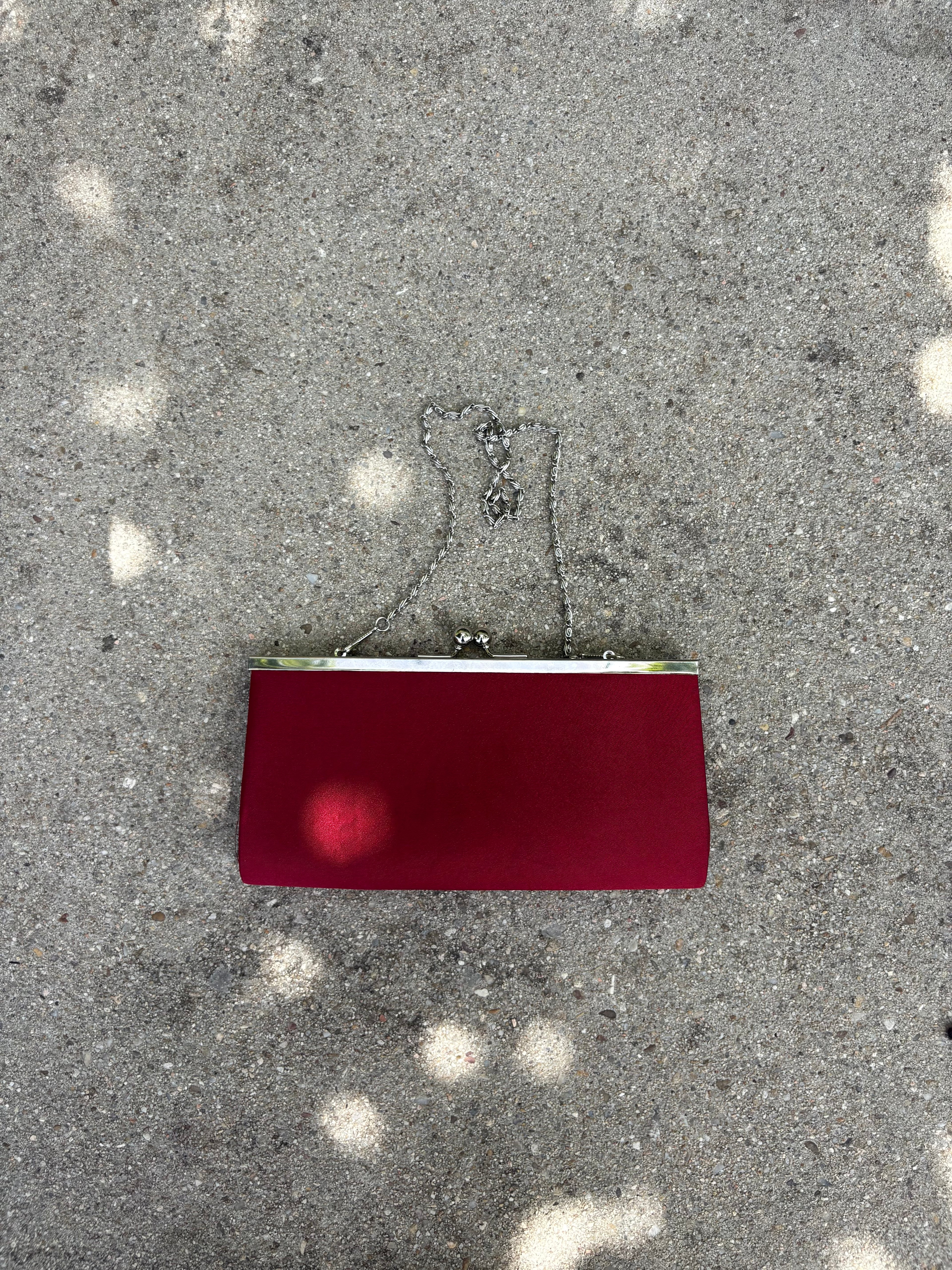 Cartera con cadena roja y cierre kiss-clock