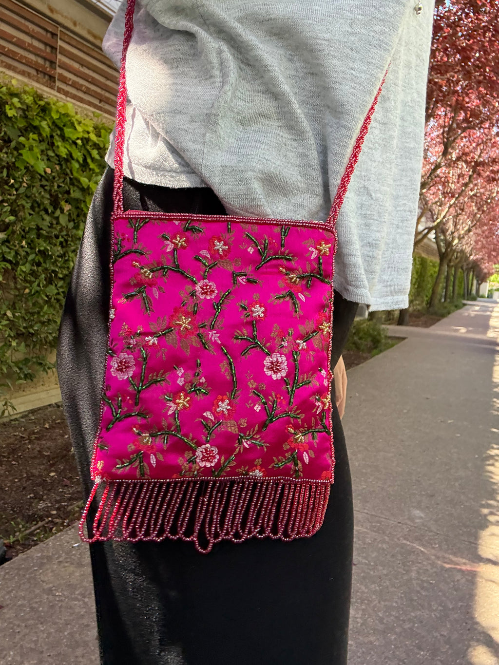 Bandolera rosa con piedras y monedero