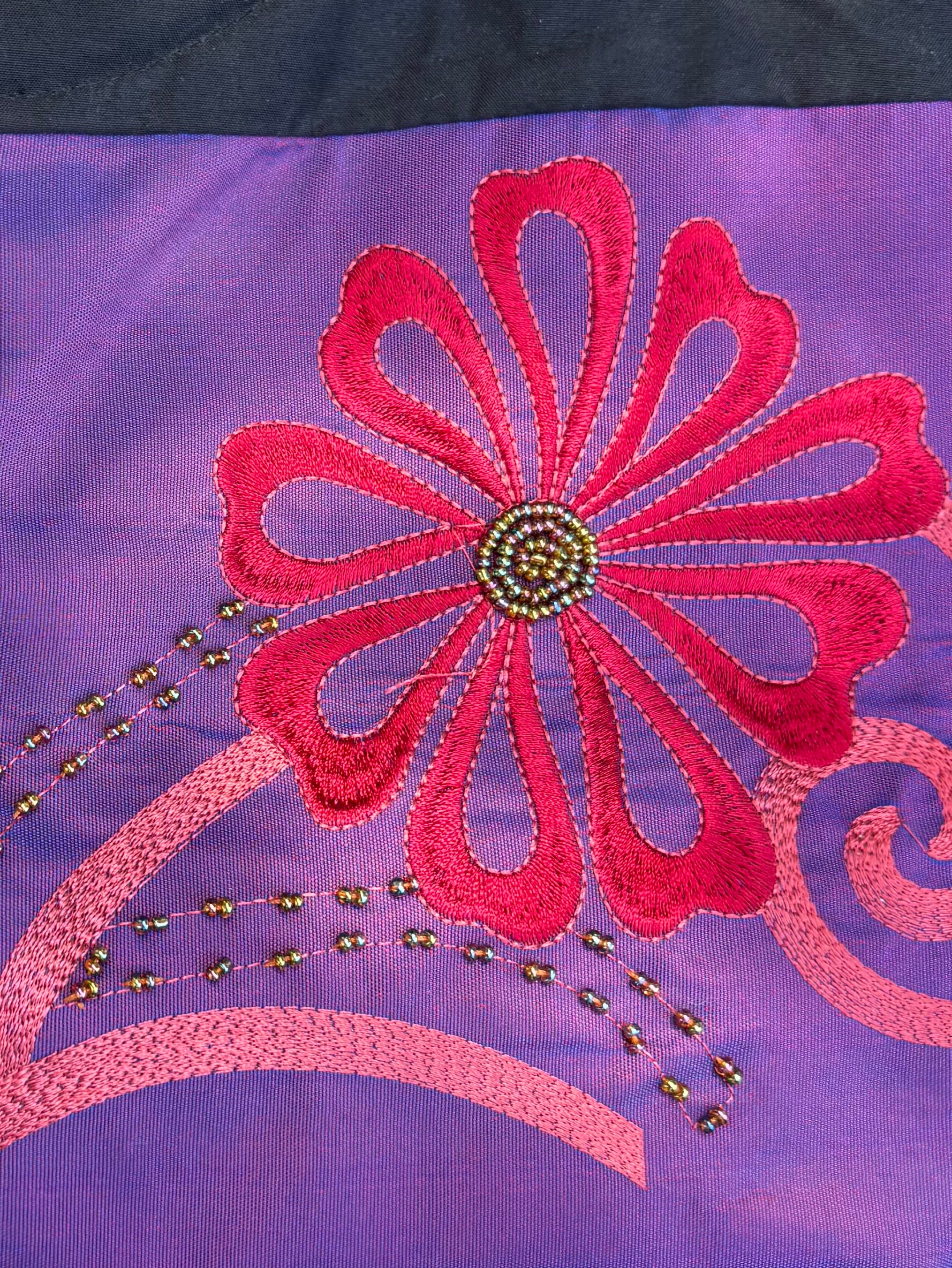 Bolso mediano de mano bordado flores y detalles de abolorios asa de madera y parte trasera negra