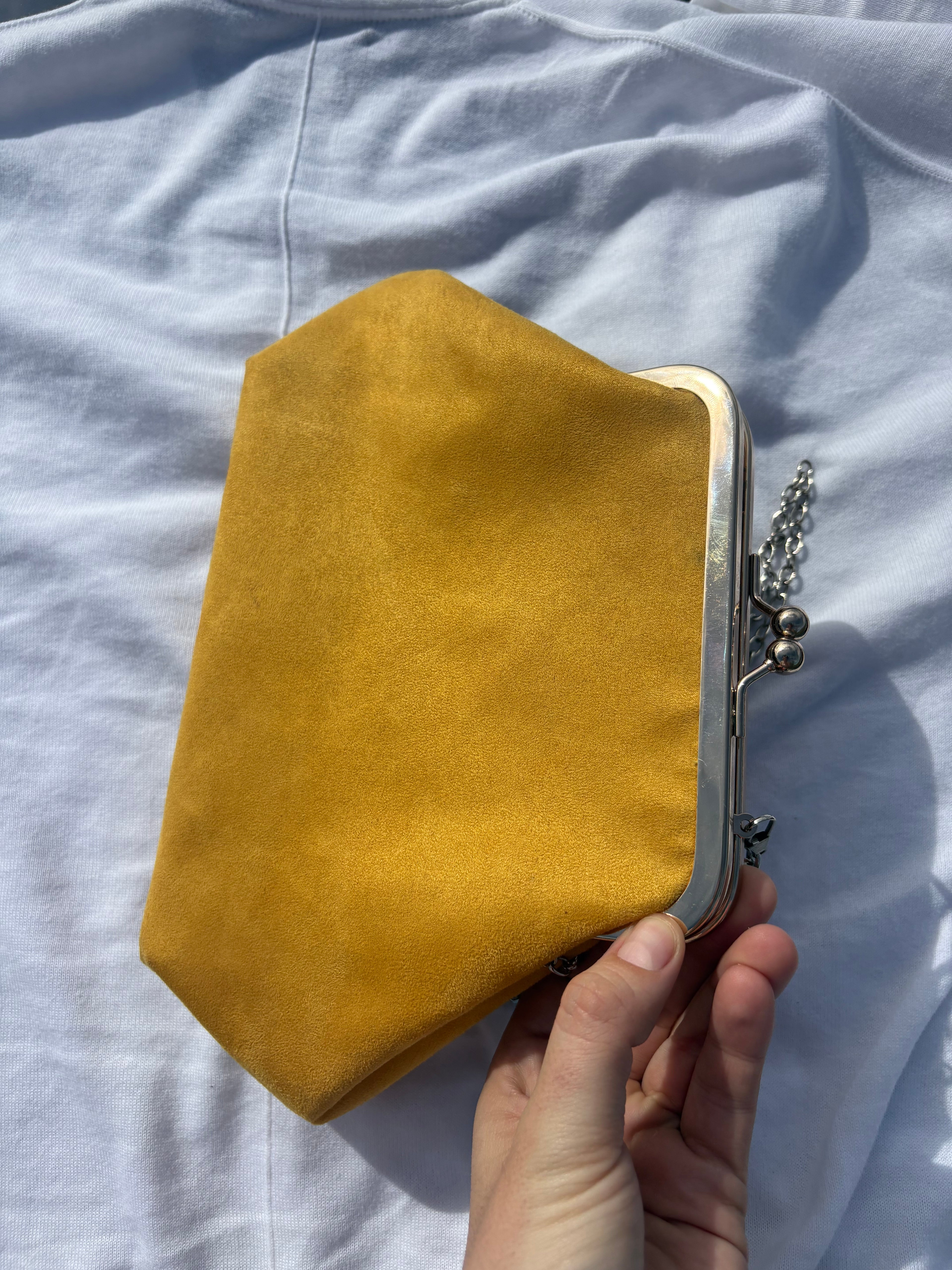 Clutch mostaza de ante con cadena