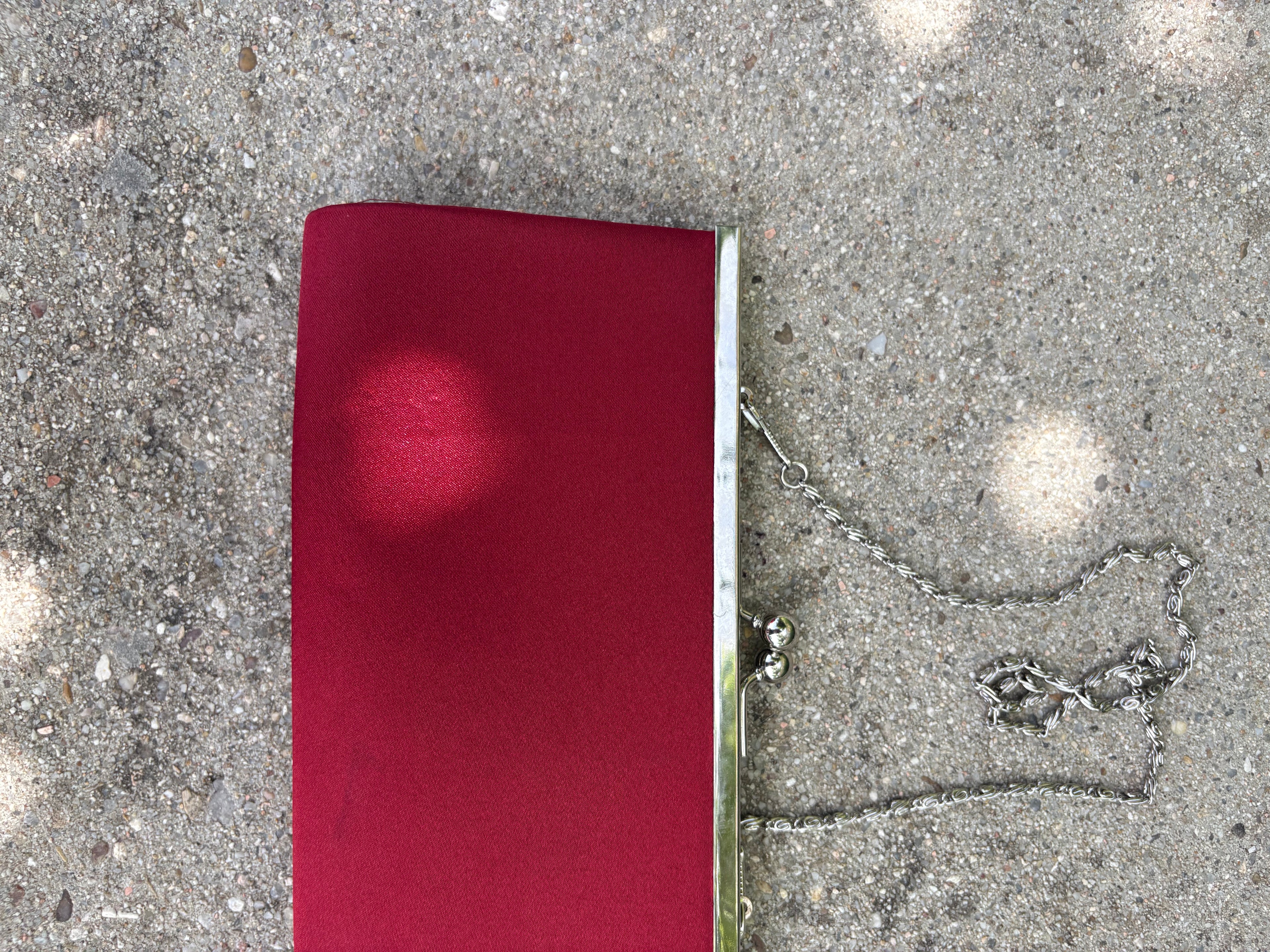 Cartera con cadena roja y cierre kiss-clock