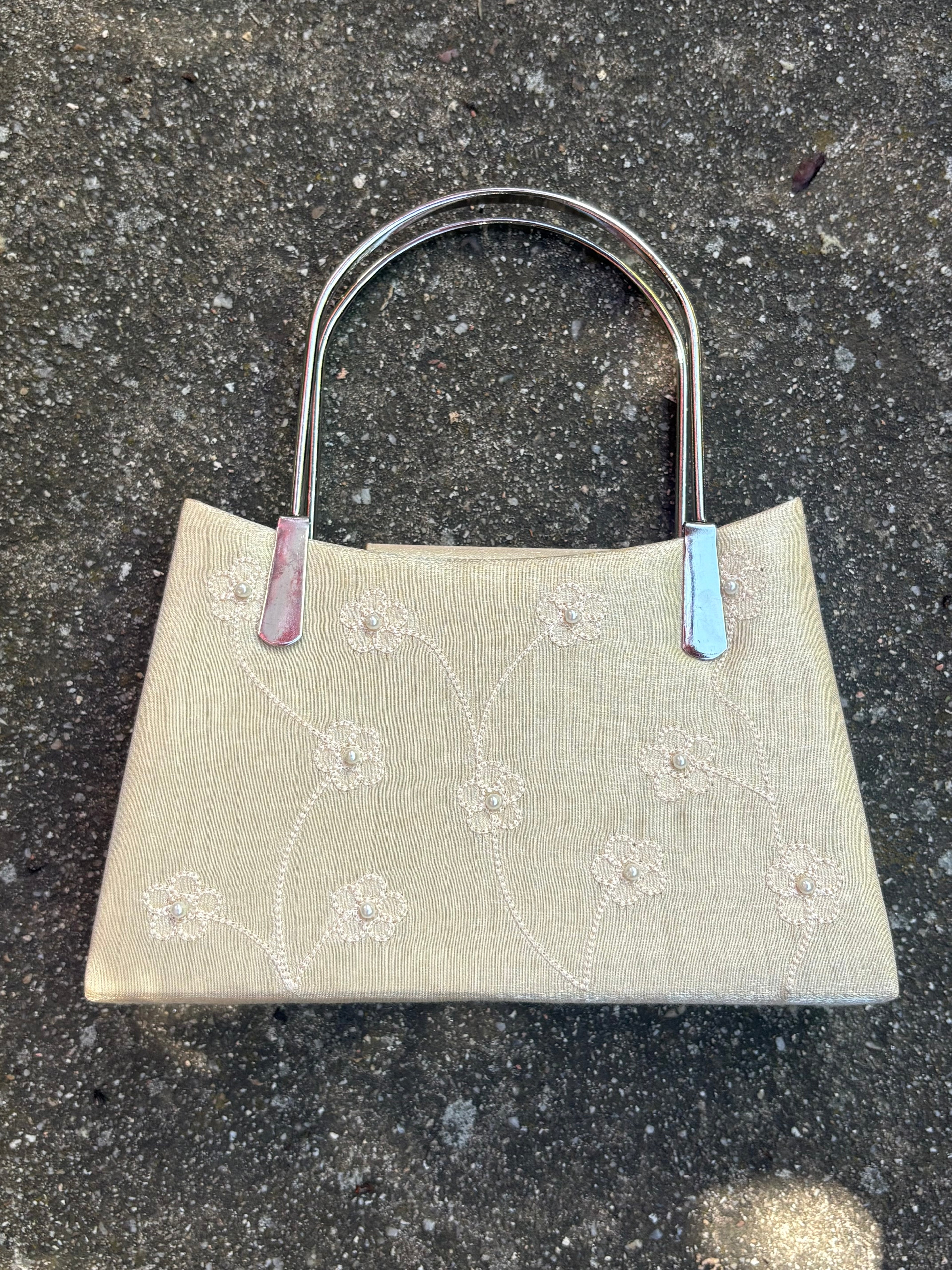 Bolso pearl rígido detalles color crema