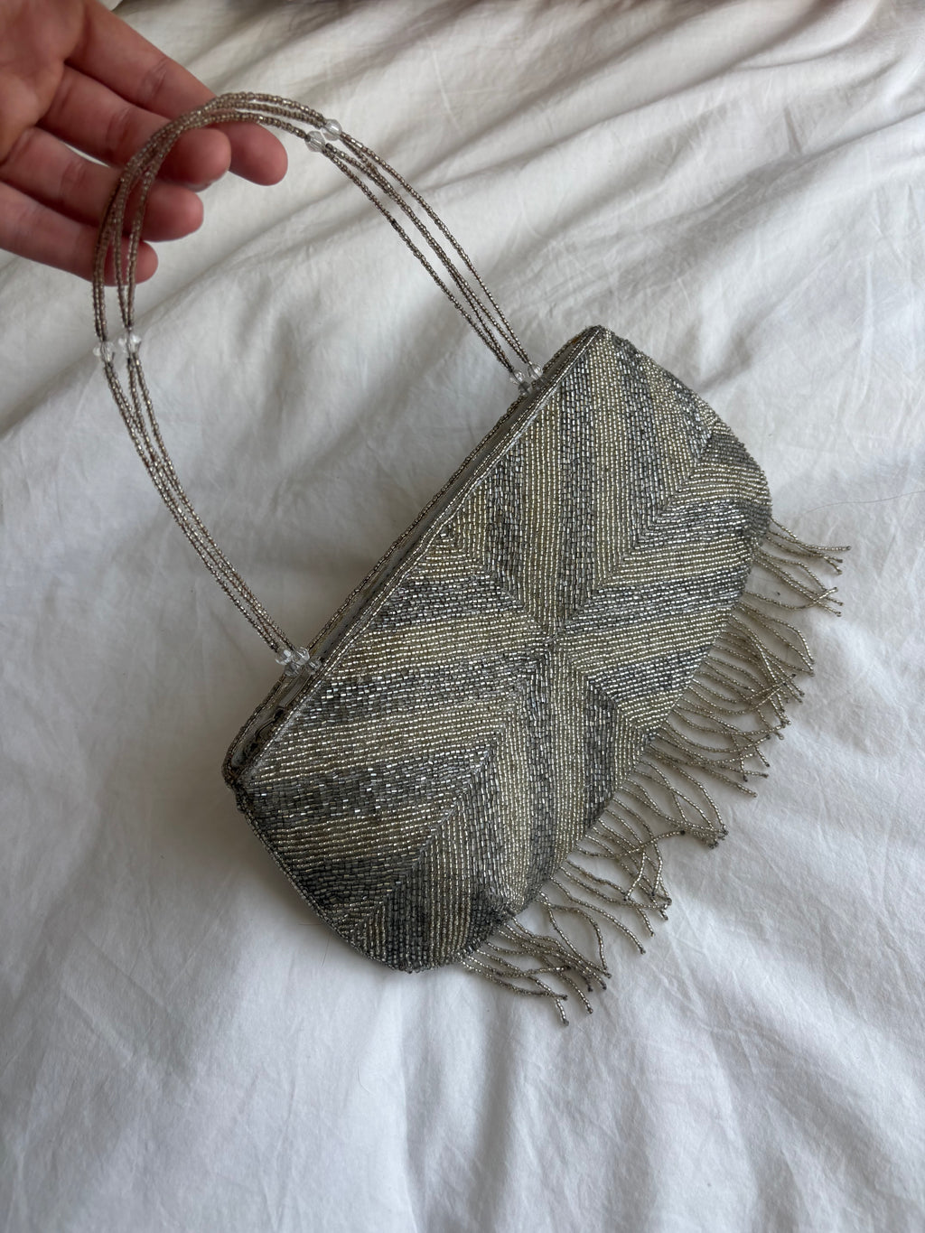 Bolso de hombro plateado con pedrería y cremallera