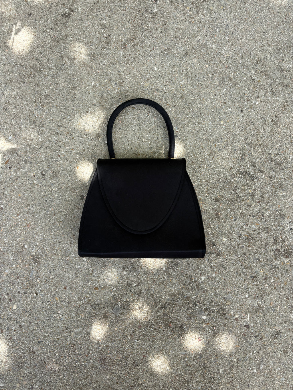 Bolso negro con cadena
