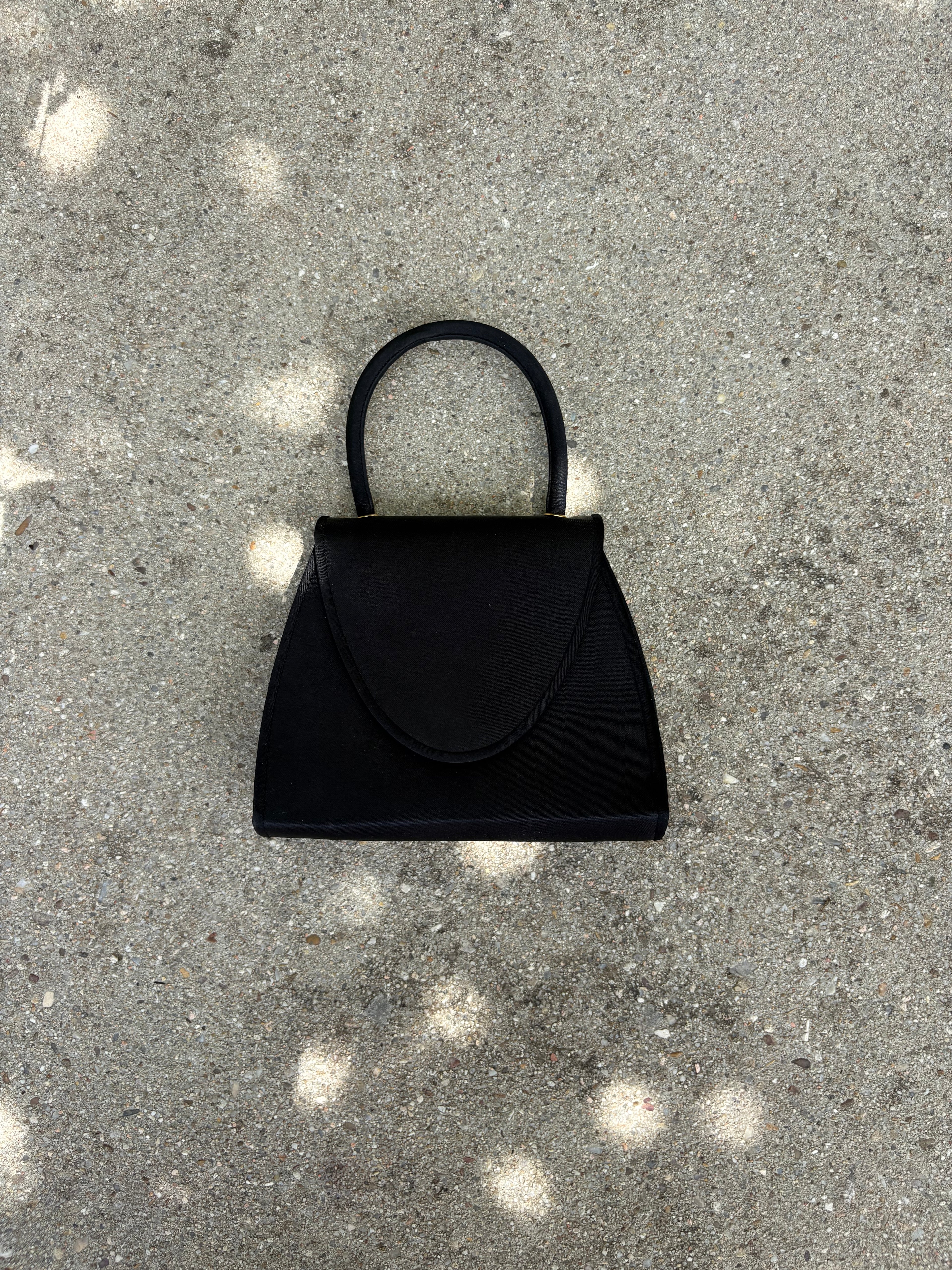 Bolso negro con cadena
