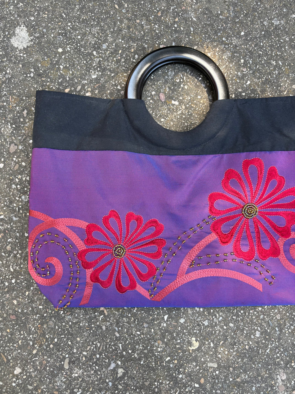 Bolso mediano de mano bordado flores y detalles de abolorios asa de madera y parte trasera negra