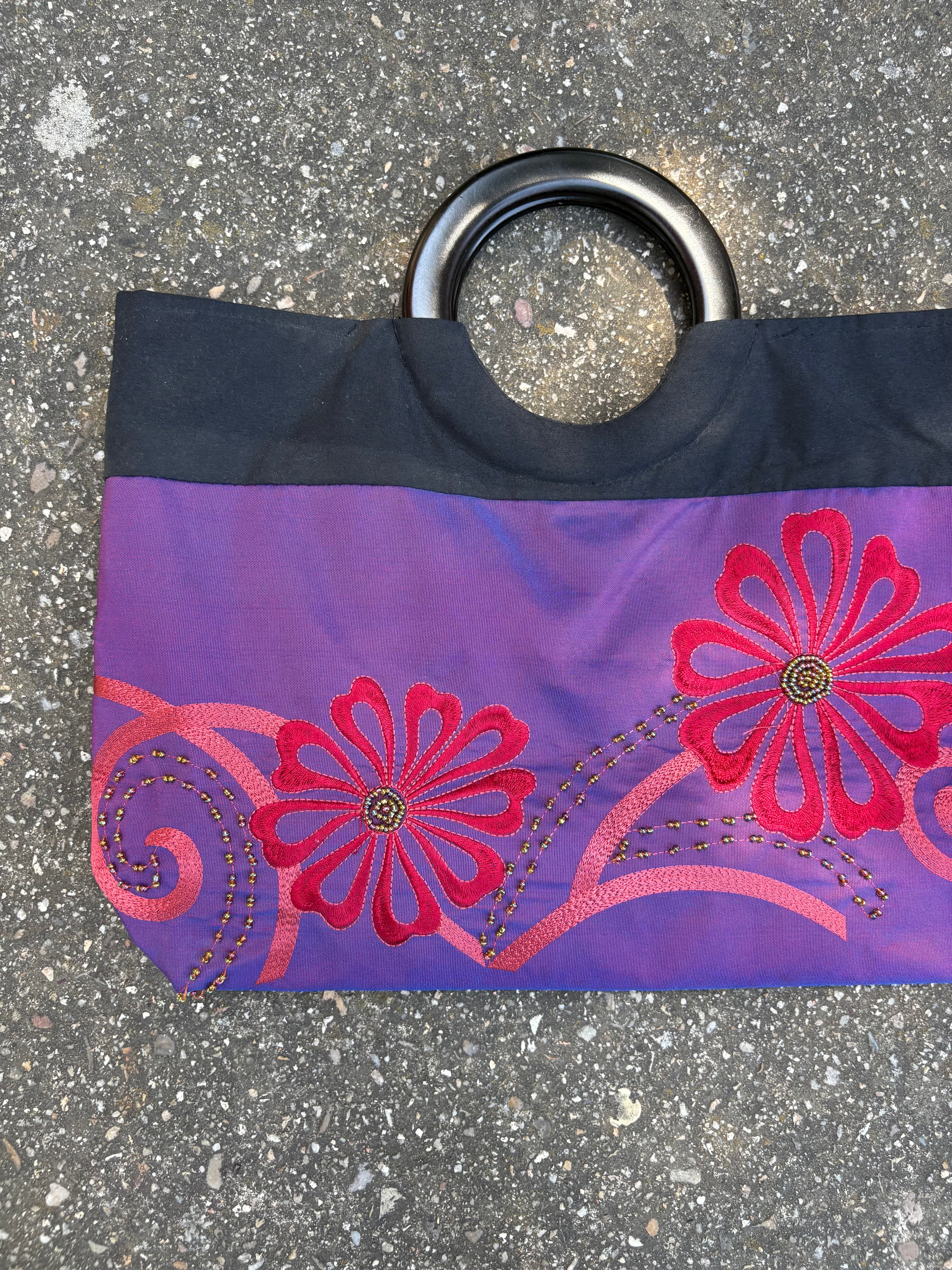 Bolso mediano de mano bordado flores y detalles de abolorios asa de madera y parte trasera negra