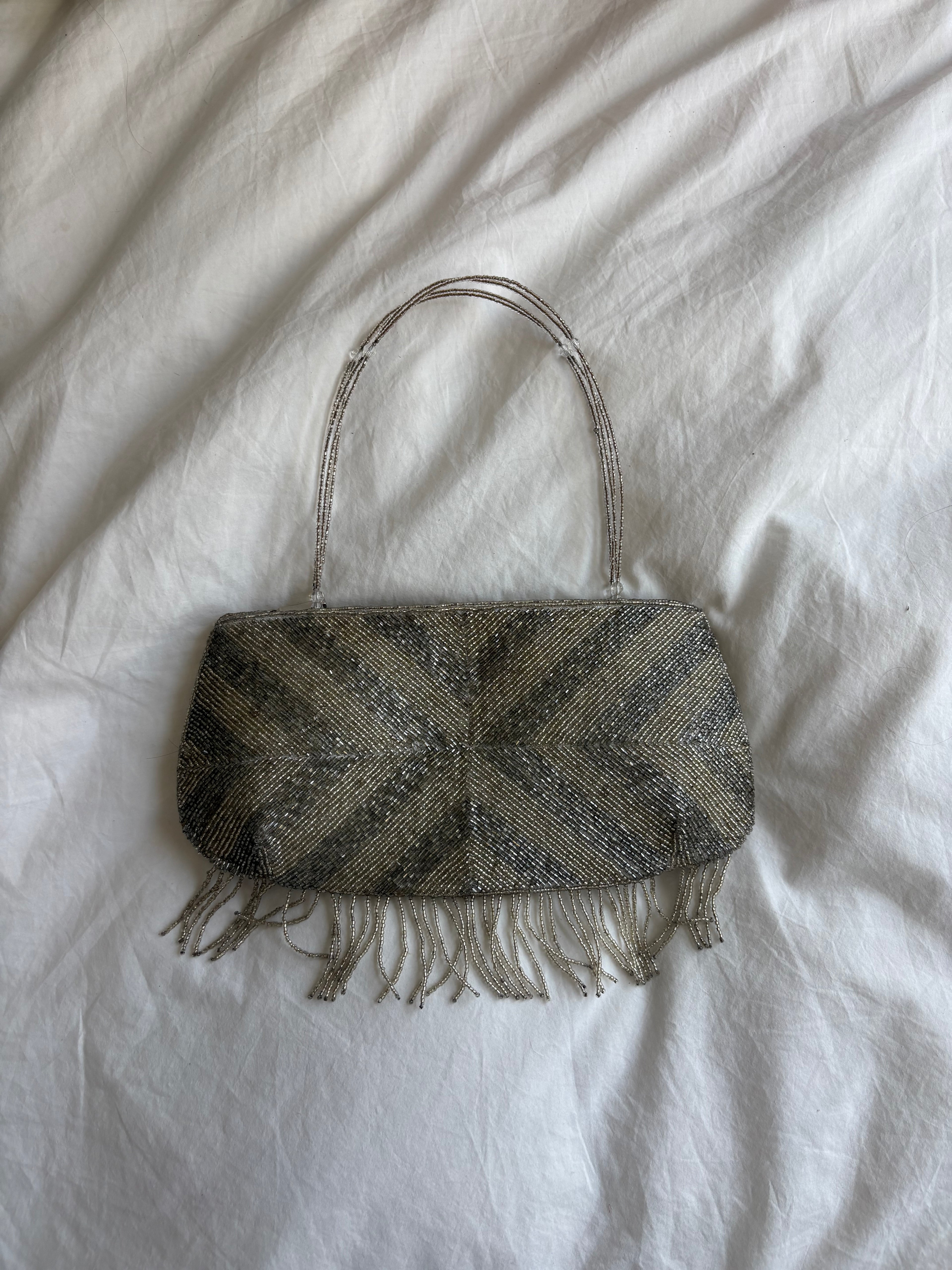 Bolso de hombro plateado con pedrería y cremallera