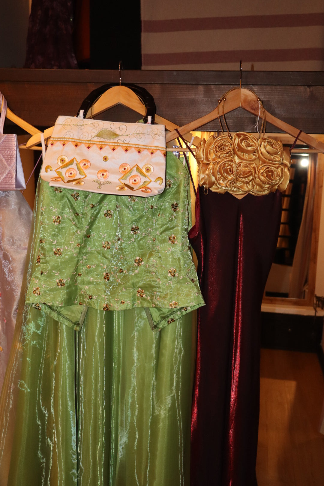 Bolso dorado flores pedrería