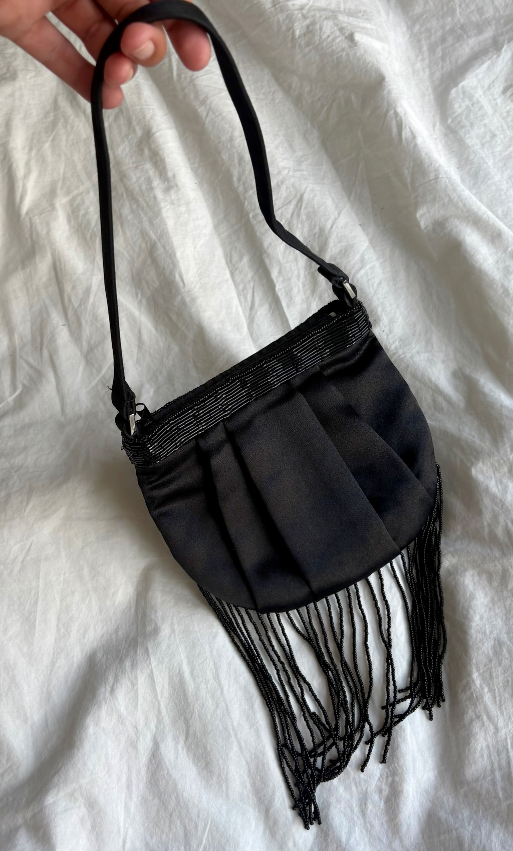 Bolso de flecos negros con pedrería