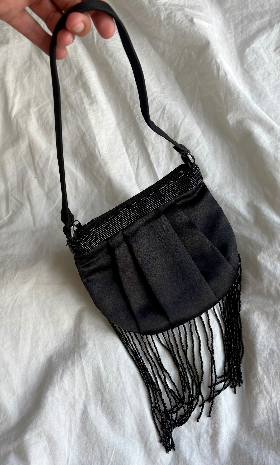 Bolso de flecos negros con pedrería