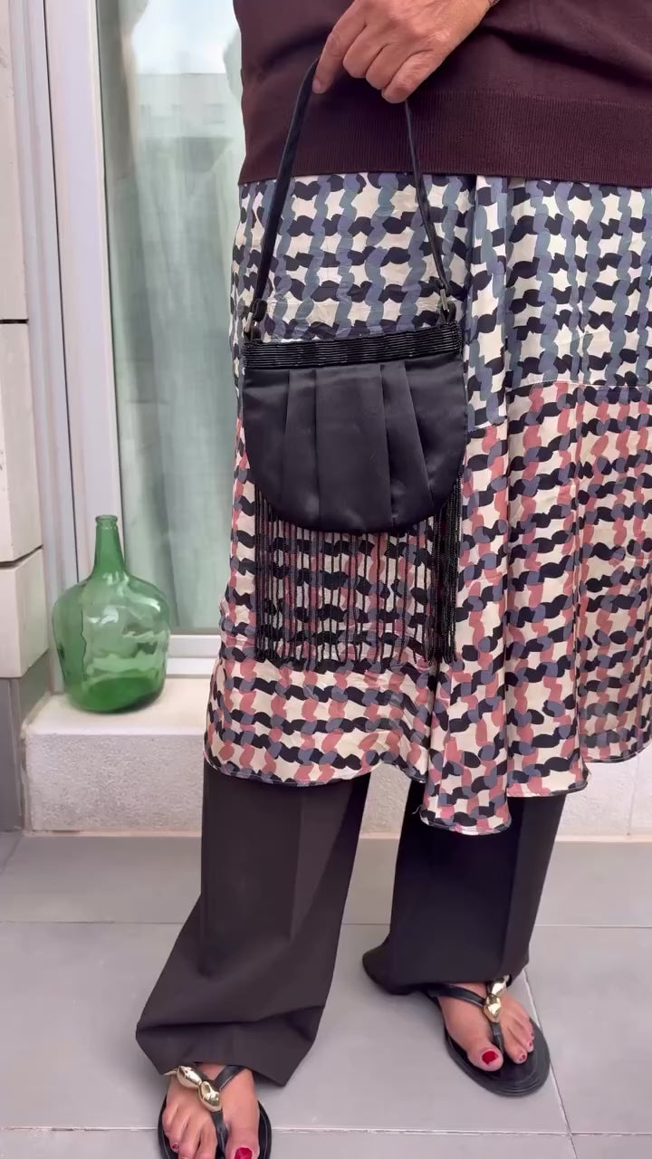 Bolso de flecos negros con pedrería